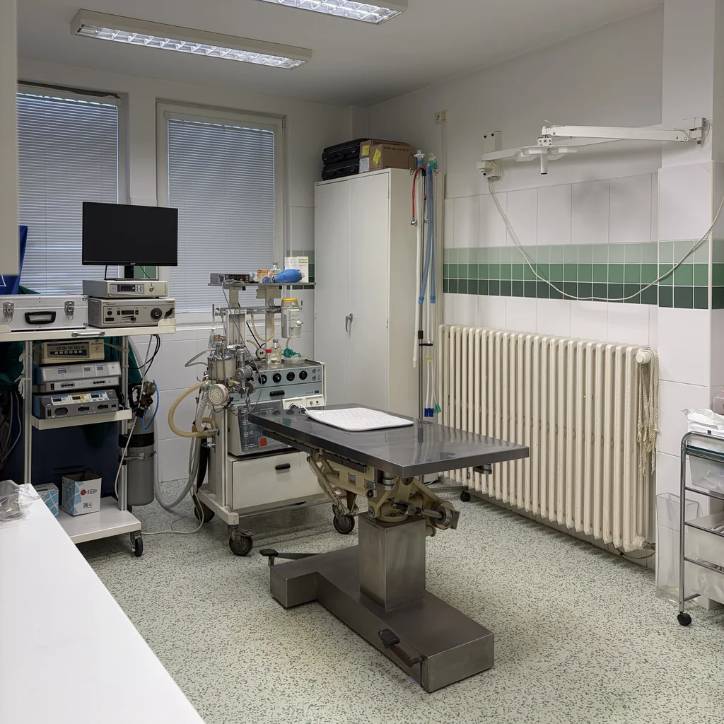 Operačná sála ambulancie LapVet na Beňadickej s operačným stolom a prístrojovým vybavením